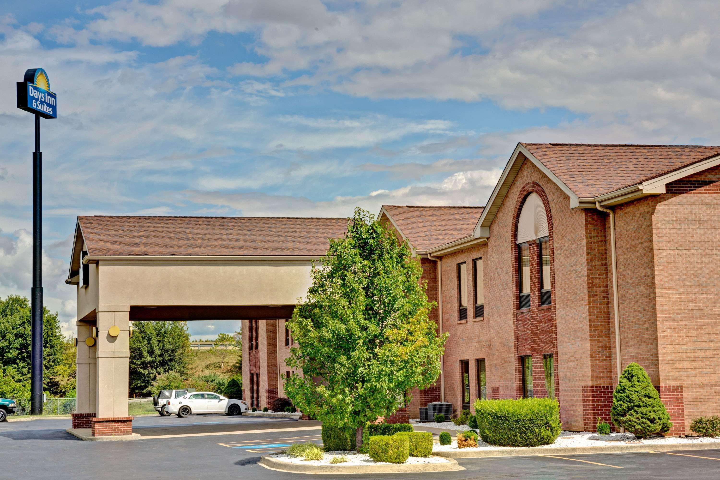 Days Inn & Suites By Wyndham Louisville Sw Exteriör bild